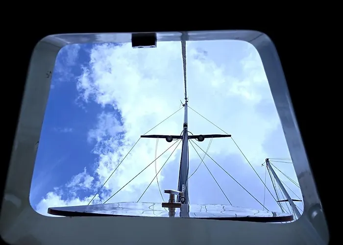 Romantic Sailboat Retreat For 2